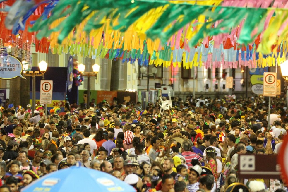 glomeração em festa de carnaval preocupa autoridades médicas por causa de nova onda de Covid na Europa e na África do Sul — Foto: Marlon Costa/Pernambuco Press