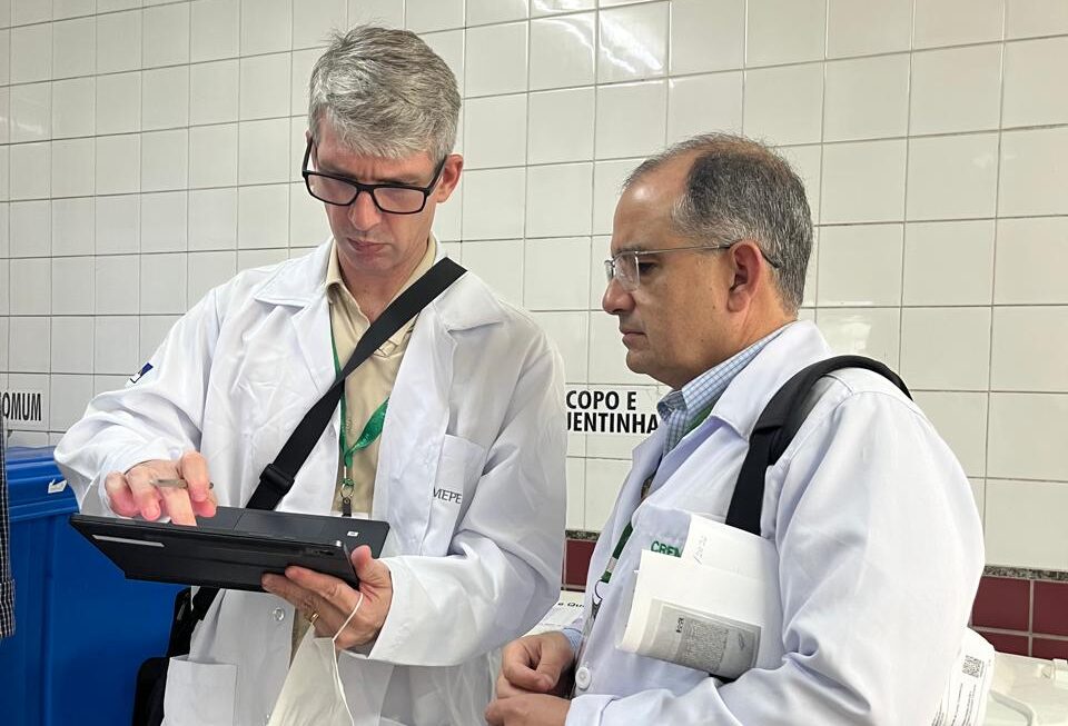 Cremepe realiza fiscalização no Hospital da Restauração após queda de parte do teto e vazamento interno