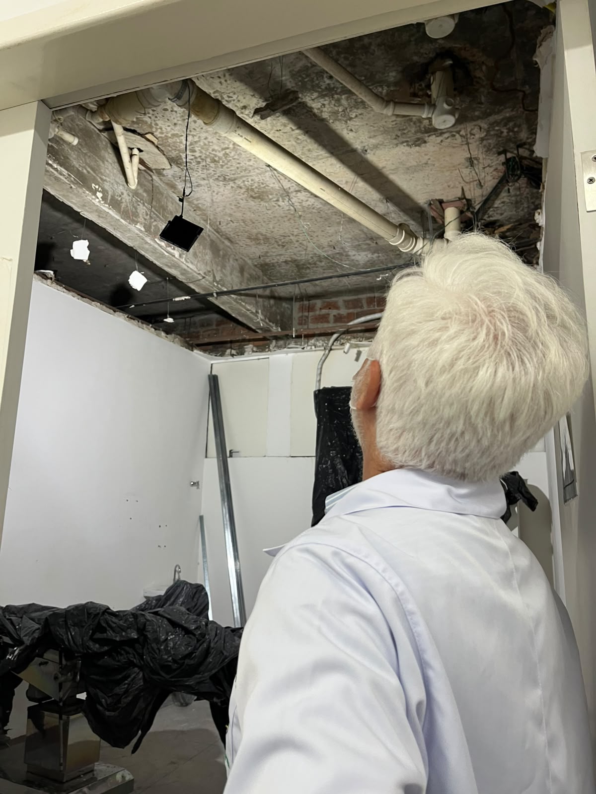 Cremepe fiscaliza HAM após queda de forro em área de triagem obstétrica