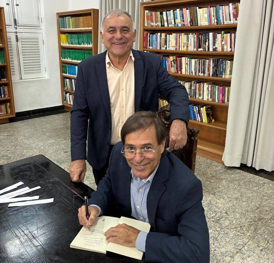 Presidente do Cremepe prestigia lançamento de livro sobre a história da medicina pernambucana
